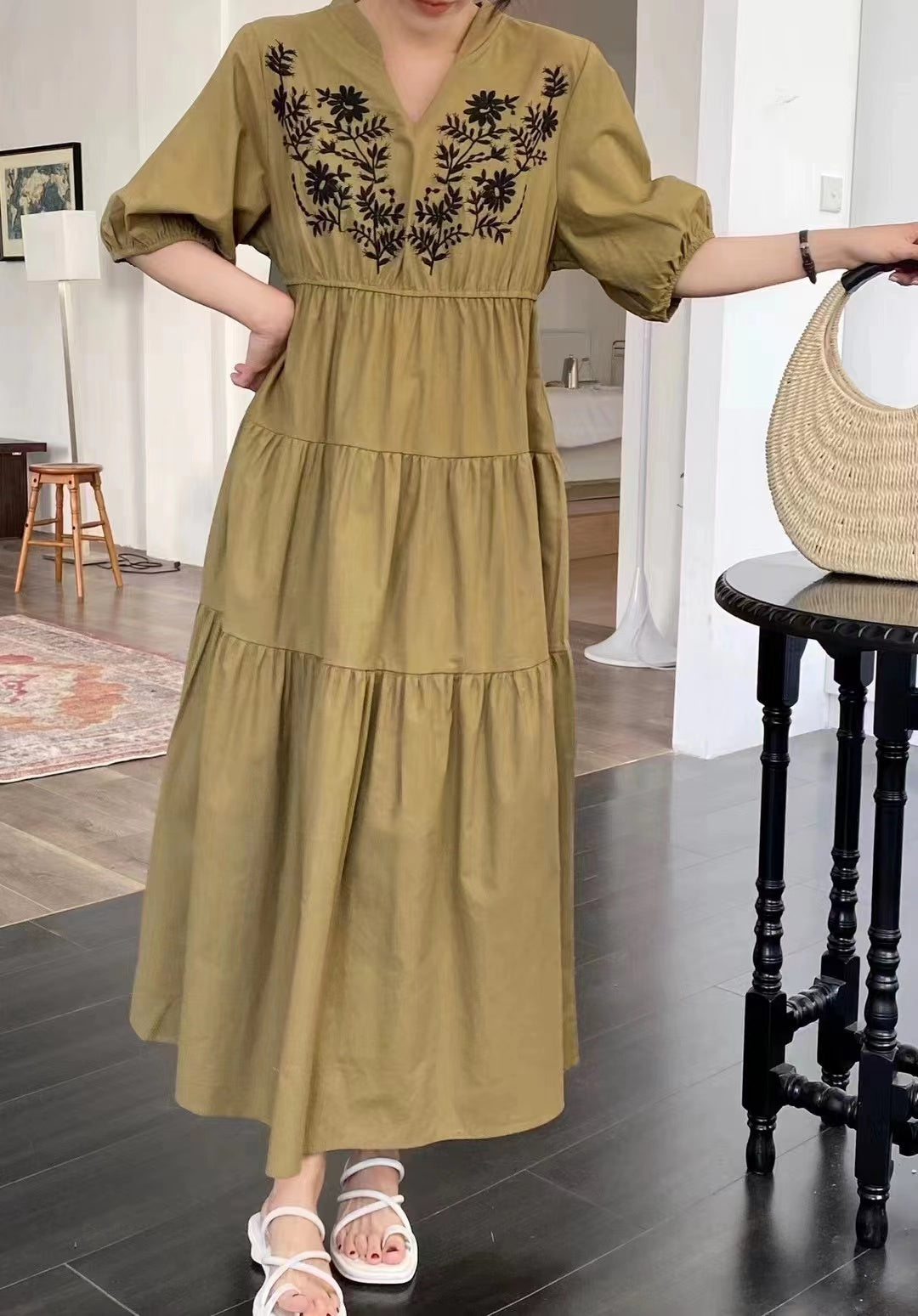 Elegant V-neck embroidered short sleeve dress