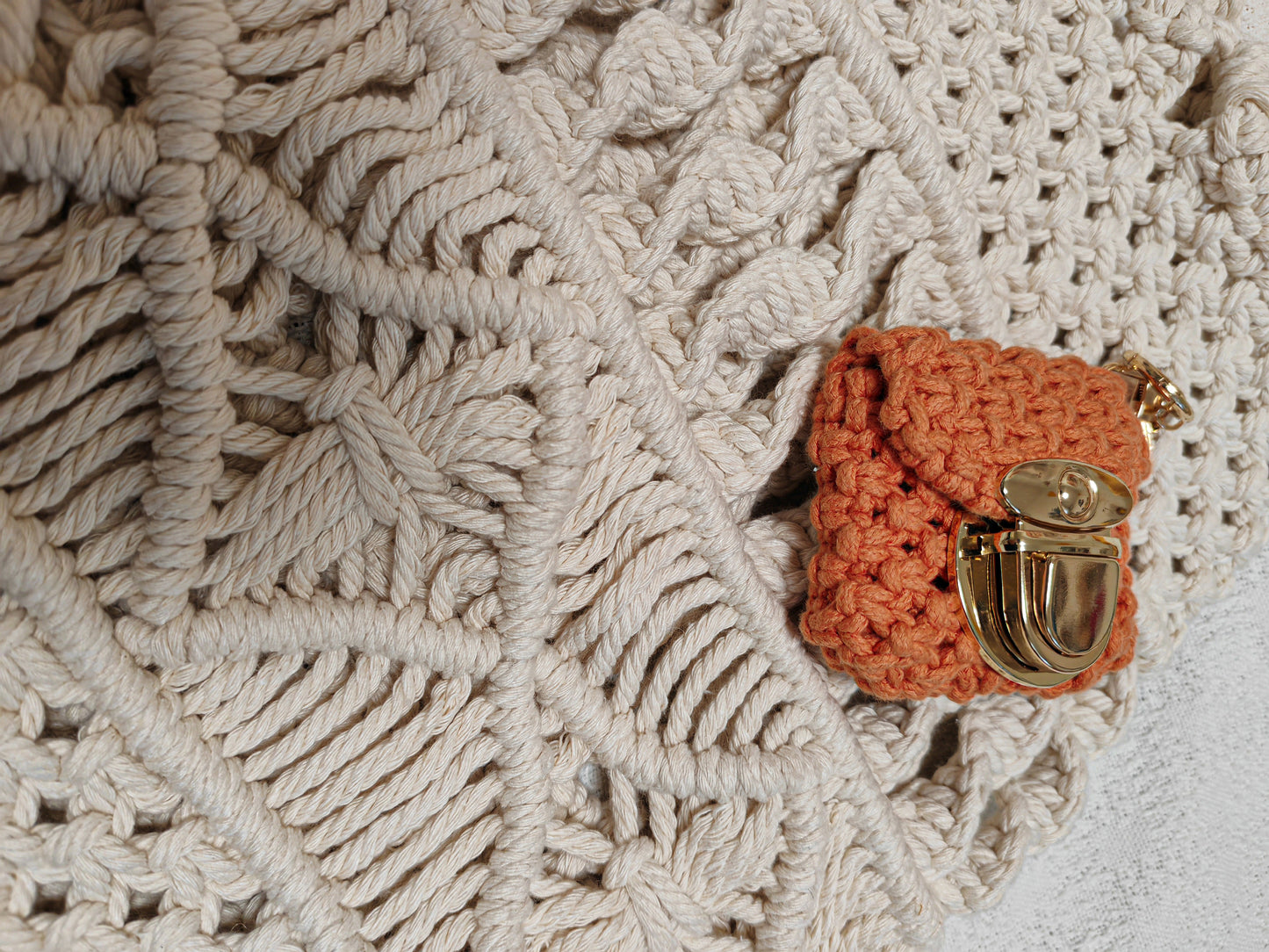 Chic White Pop Large Woven Tassel Bag
