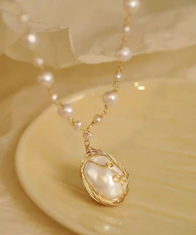 Elegant white pearl pendant necklace