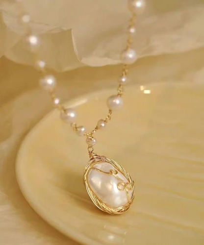 Elegant white pearl pendant necklace